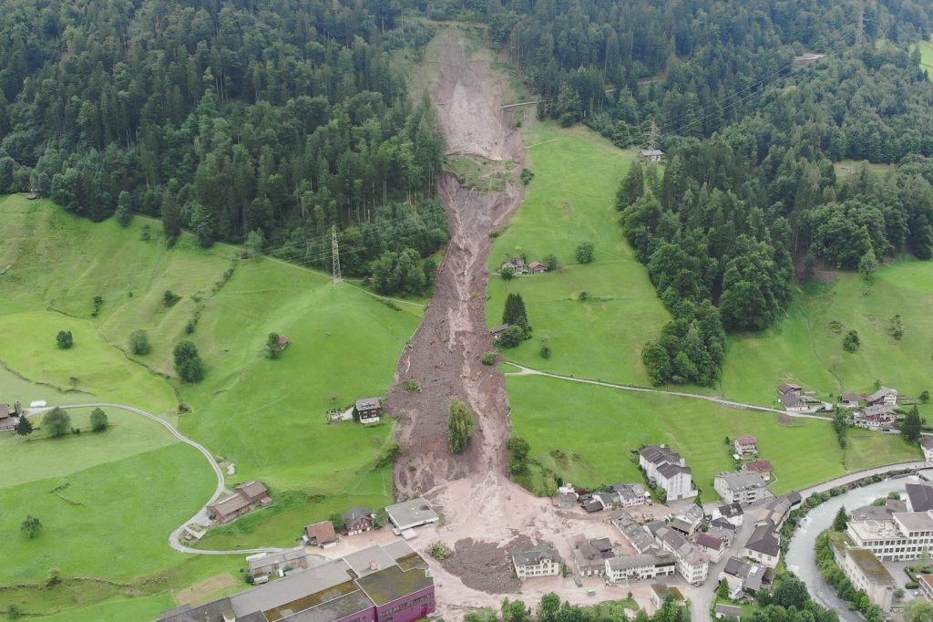Geröll löst sich im Erdrutschgebiet von Schwanden