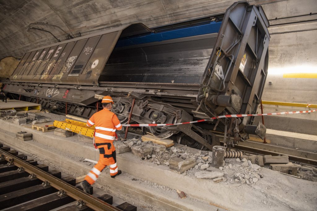 Wracks im Gotthard-Tunnel müssen teils vor Ort zerlegt werden