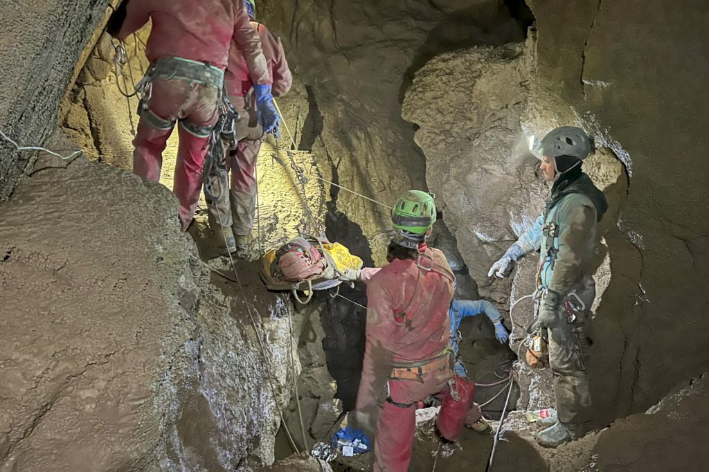 Erkrankter US-Forscher nach neun Tagen aus Höhle gerettet