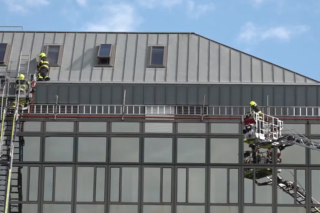 Brand im Dachstock von Bürogebäude: 50 Personen evakuiert