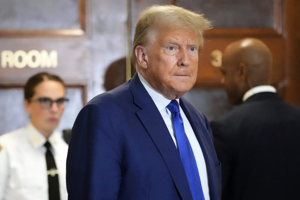 Nach verbalen Angriffen: Richter verhängt Geldstrafe gegen Trump