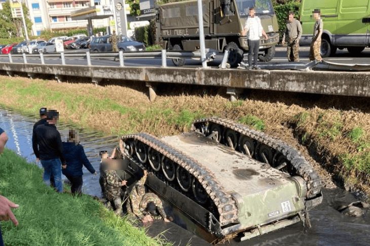 Panzer der Schweizer Armee fällt in Kanal