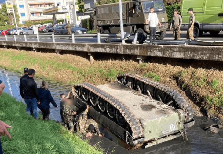 Panzer der Schweizer Armee fällt in Kanal