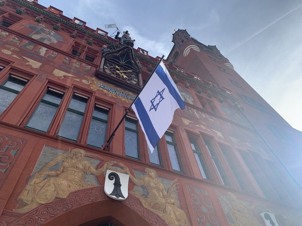 Jetzt doch: Basler Regierung hisst Israel-Flagge am Rathaus