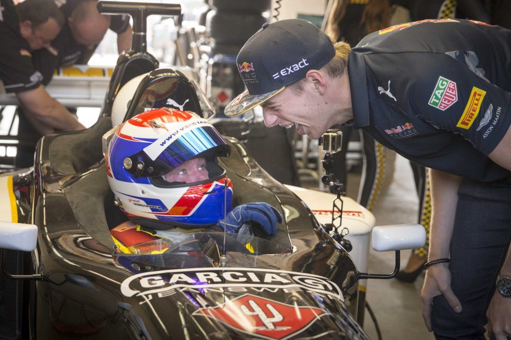 Verstappen feiert ersten Sieg als dreifacher Weltmeister