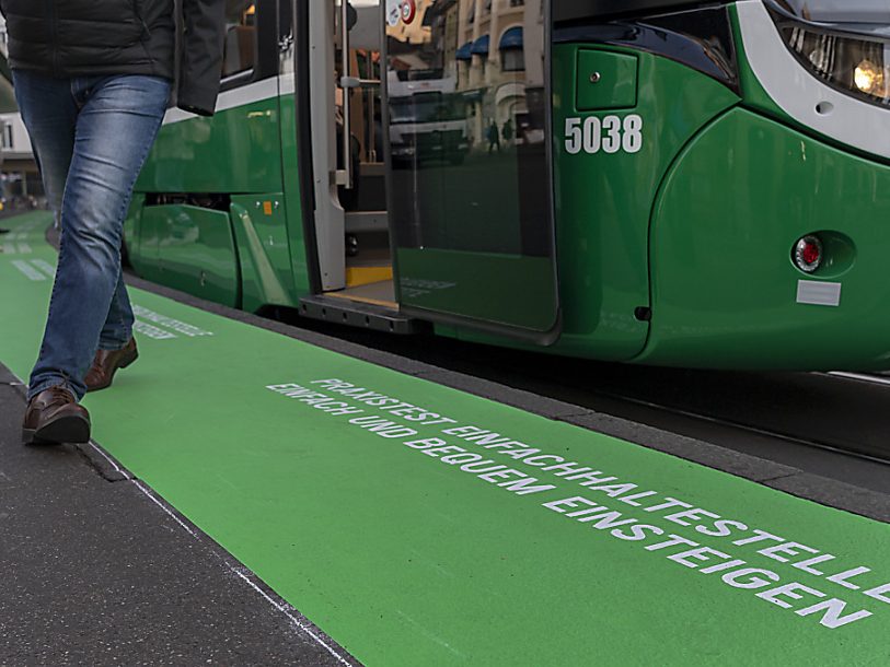 Basel hat zu wenig behindertengerechte Haltestellen