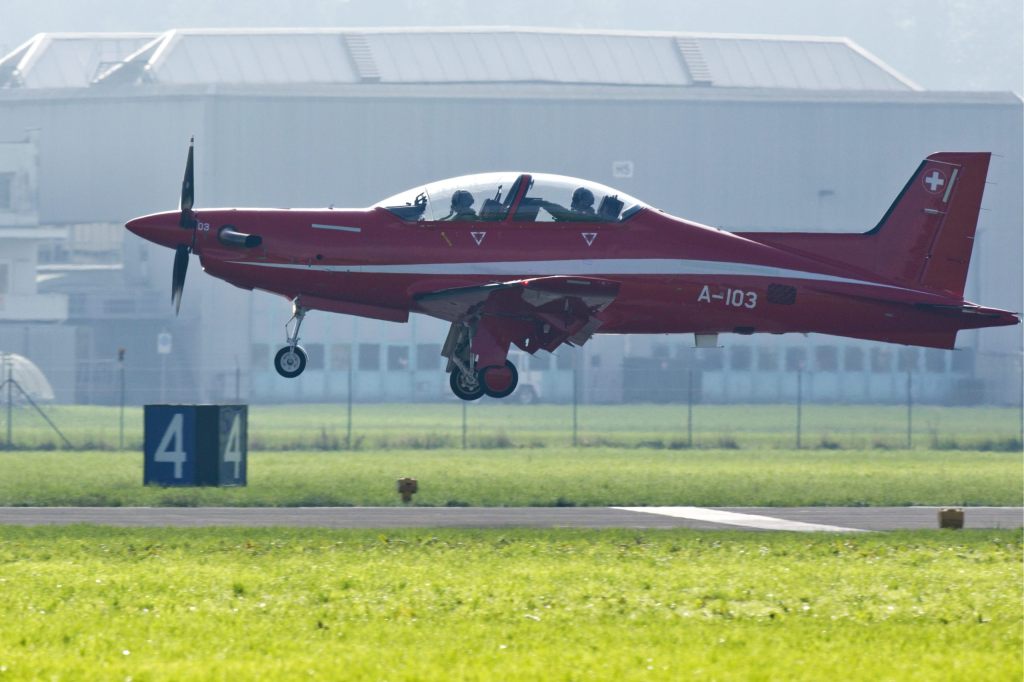 Militärflugzeug stürzt bei Landung auf Flugplatz Emmen ab