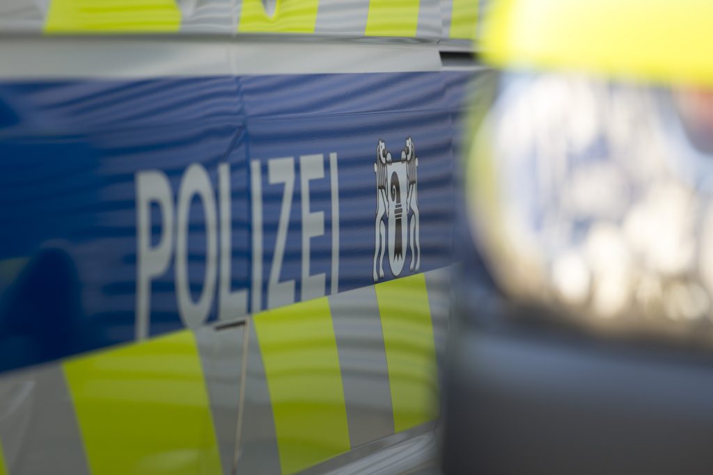 Neben Synagoge: Unbekannter zündet Tasche an Bushaltestelle an