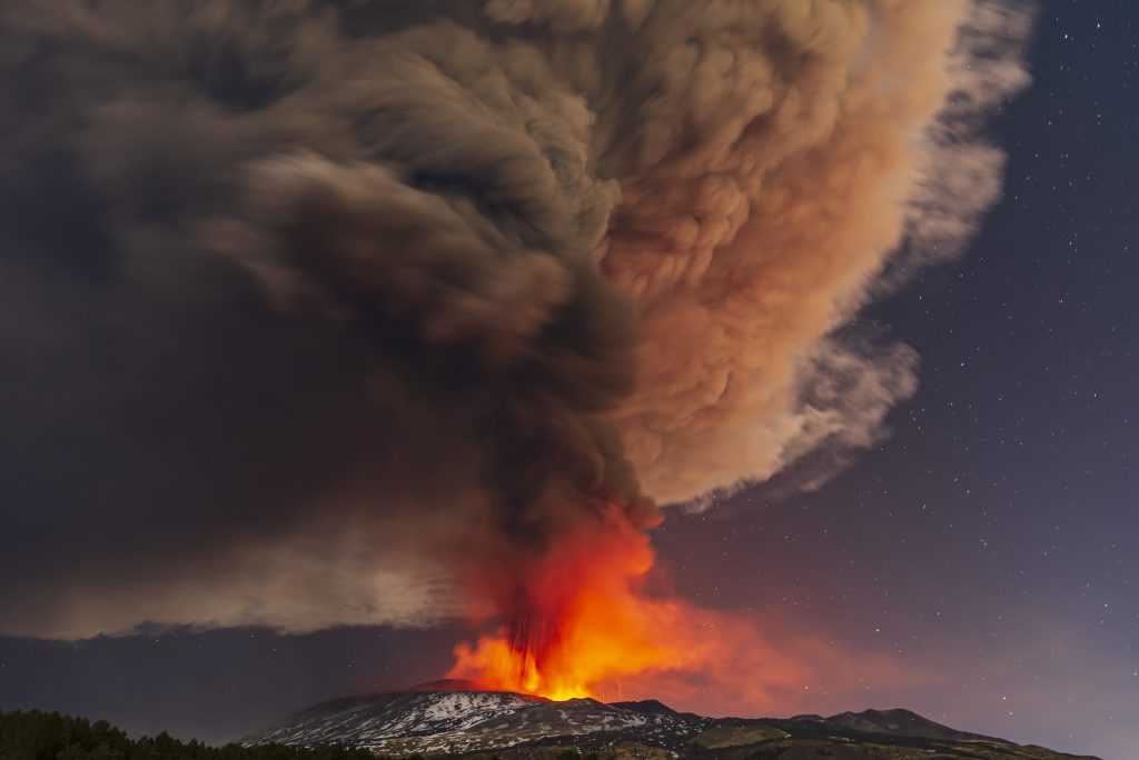 Ätna spuckt grosse Mengen Lava &#8211; Wolke bis 4,5 Kilometer Höhe
