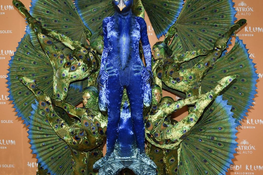 Heidi Klum als schillernder Pfau – mit zehn Akrobaten und einem Ei