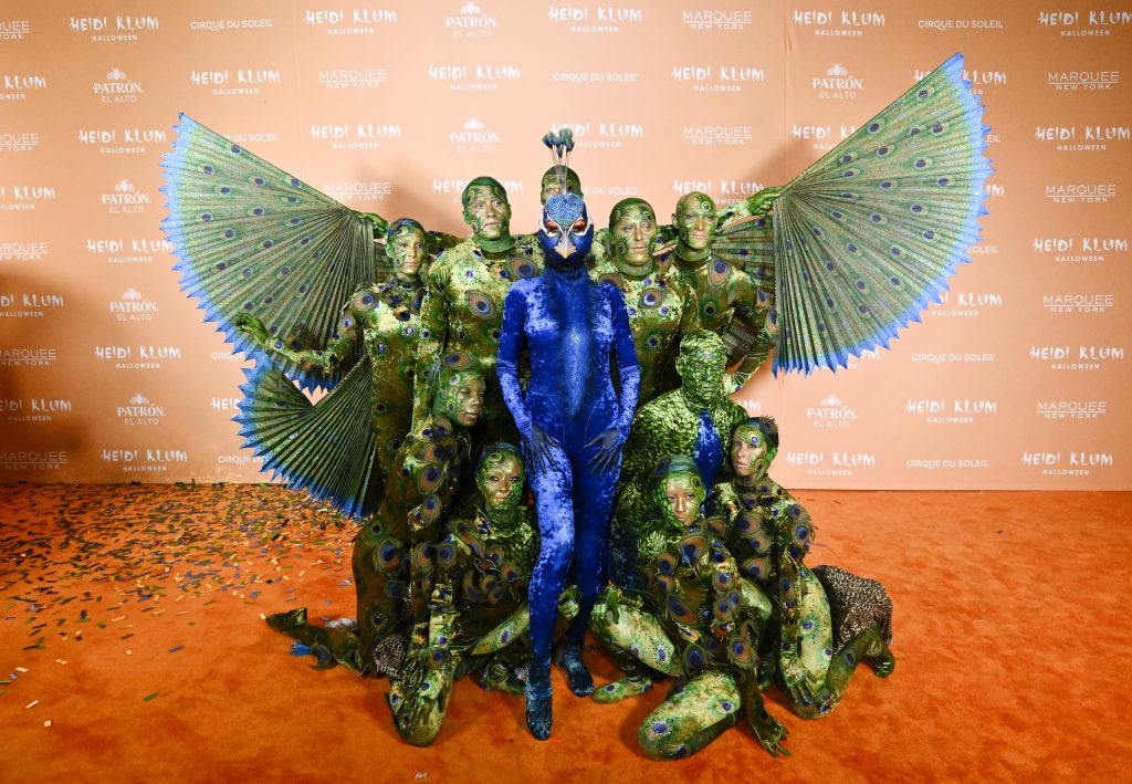 Heidi Klum als schillernder Pfau &#8211; mit zehn Akrobaten und einem Ei