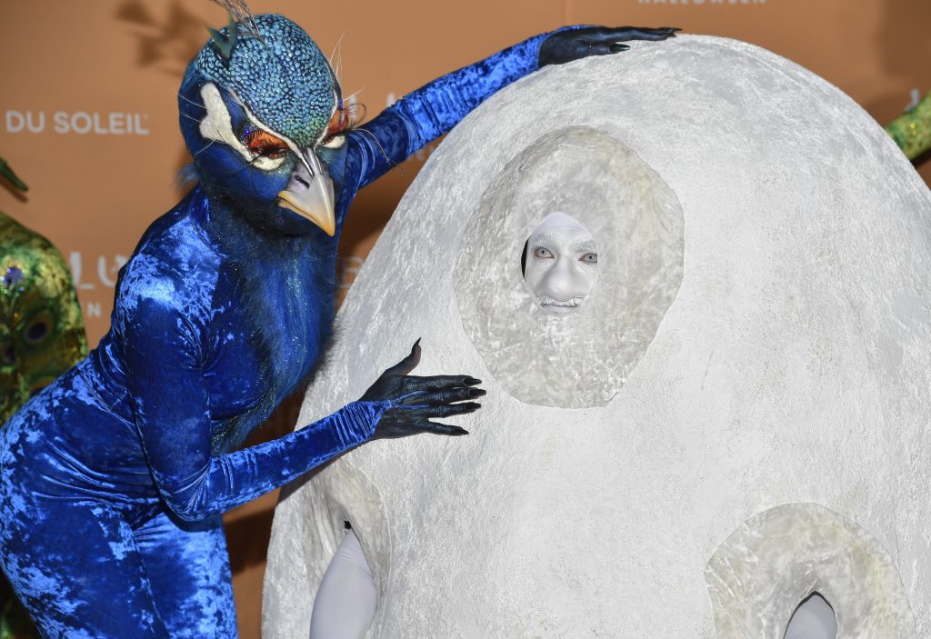 Heidi Klum als schillernder Pfau - mit zehn Akrobaten und einem Ei