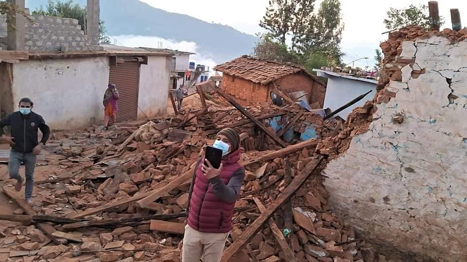 Mindestens 157 Menschen bei starkem Erdbeben in Nepal gestorben