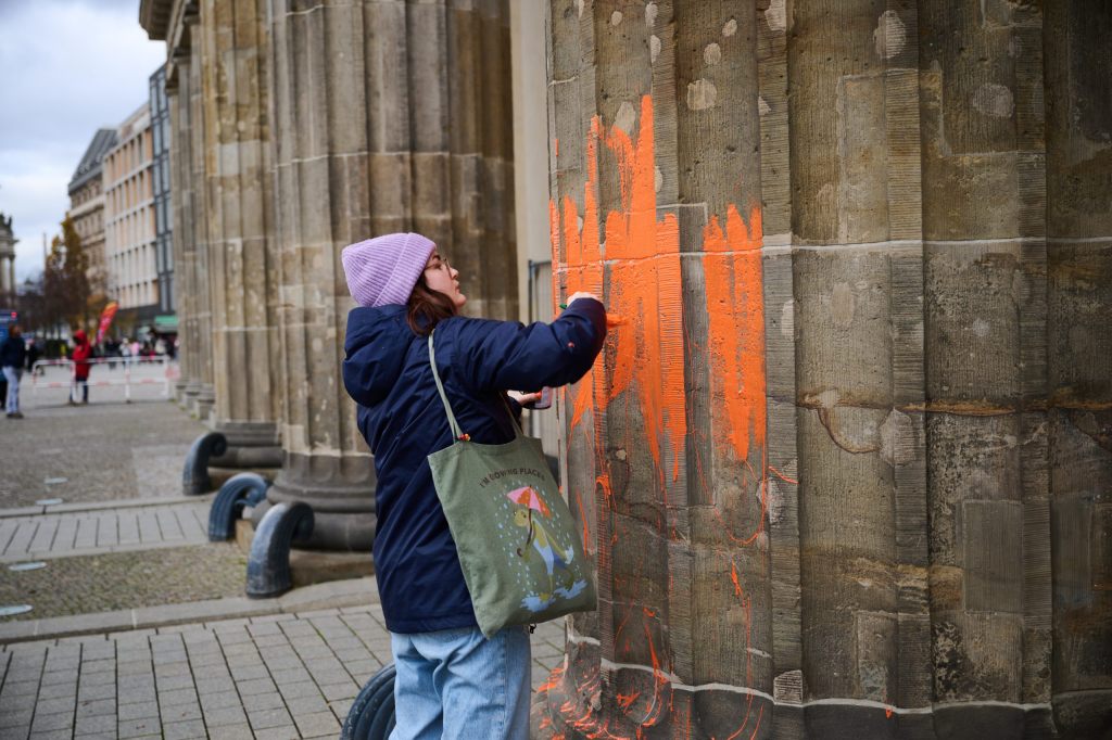 Klimaaktivisten beschmieren Brandenburger Tor erneut mit Farbe