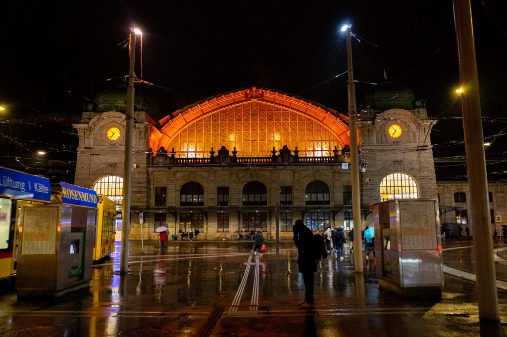 Darum leuchtet das Bahnhofsgebäude orange