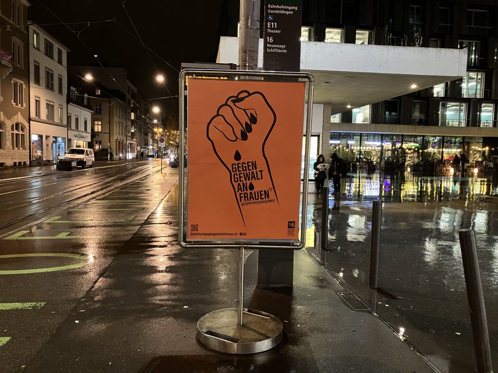 Darum leuchtet das Bahnhofsgebäude orange