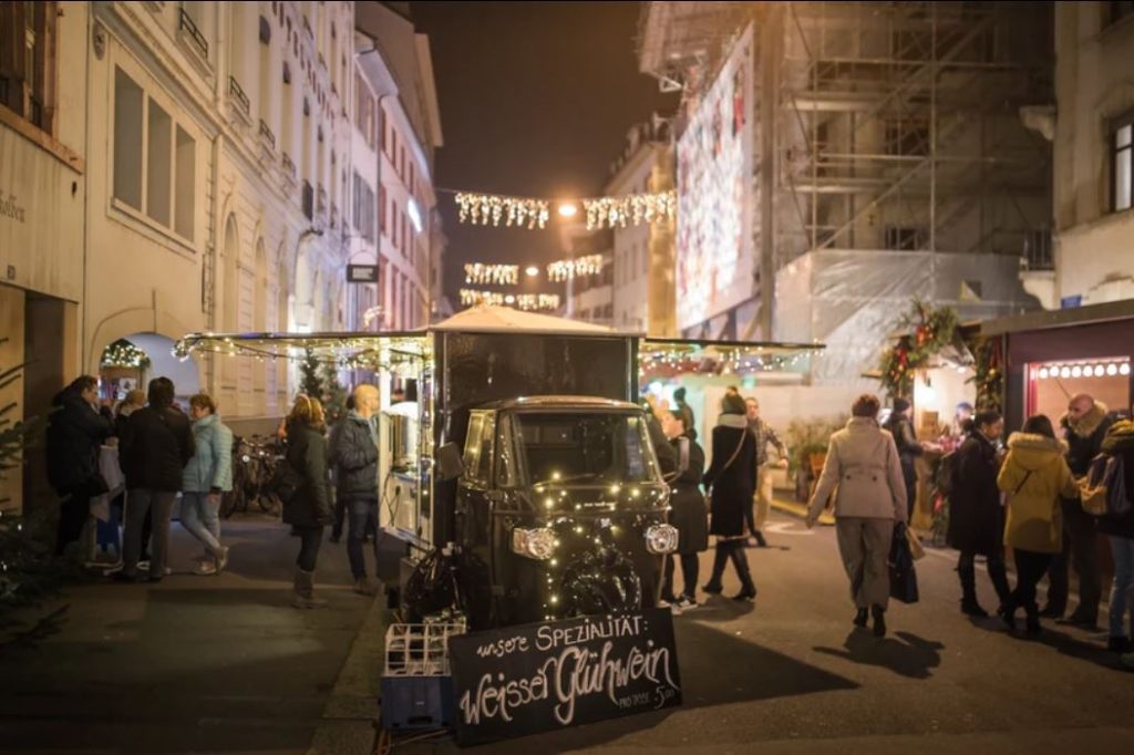 Rheingasse verwandelt sich trotz Kran und Bauschutt in die Adväntsgass