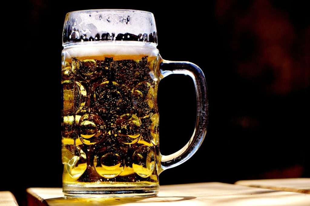 Schweizerinnen und Schweizer trinken immer weniger Bier
