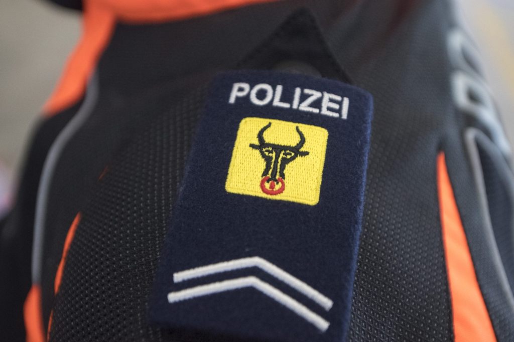Urner Polizei stoppt Lieferwagen mit 14 Personen im Laderaum