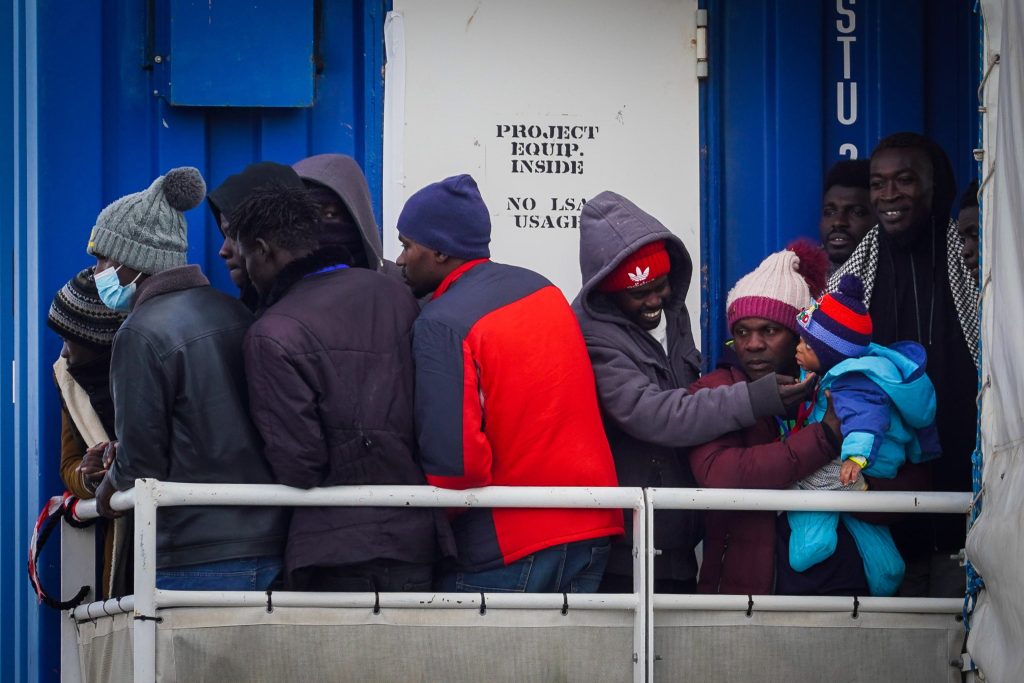 Deutsche Seenotretter bringen 106 Bootsmigranten an Land