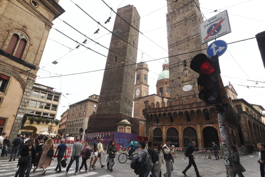 Der schiefe Turm von Bologna droht einzustürzen