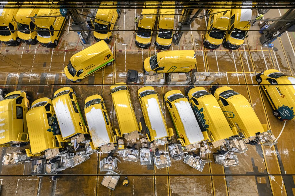 Graue Roboter sortieren fast eine Million Pakete pro Tag