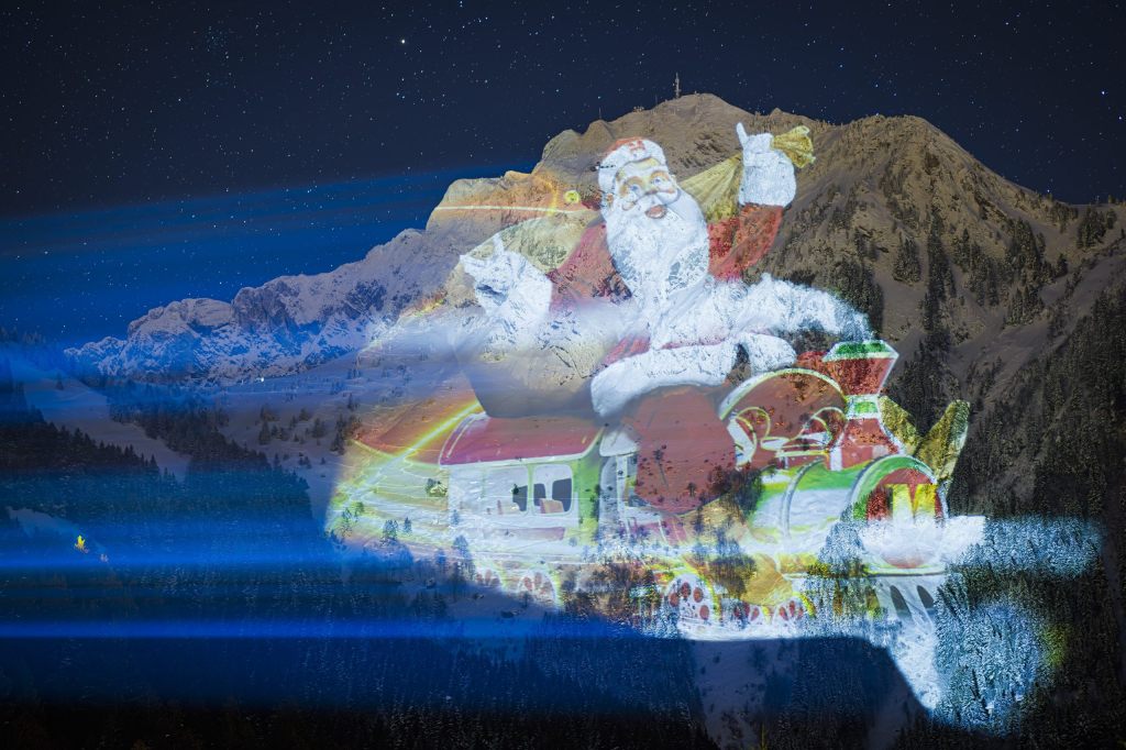 Der grösste Weihnachtsmann der Welt erleuchtet Rochers-de-Naye