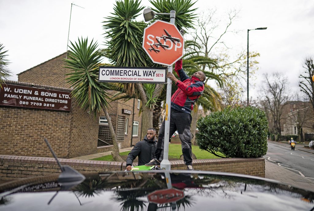 Banksy-Stoppschild geklaut: Londoner Polizei nimmt zweiten Mann fest