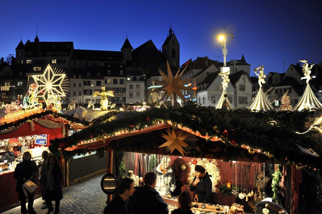 Japanische Reisegruppe am Weihnachtsmarkt: Valentinstag mal anders