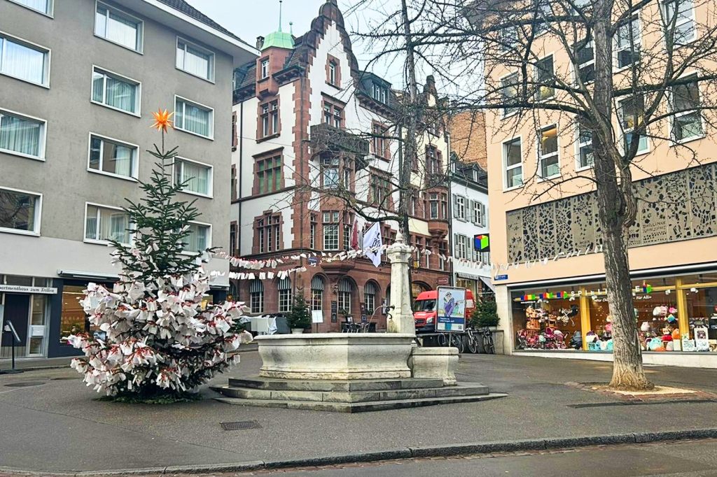 Wünsche ans Christkind: Rümelinsplatz lädt zum Weihnachtswunschbaum