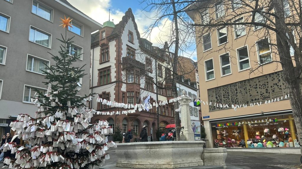 Wünsche ans Christkind: Rümelinsplatz lädt zum Weihnachtswunschbaum