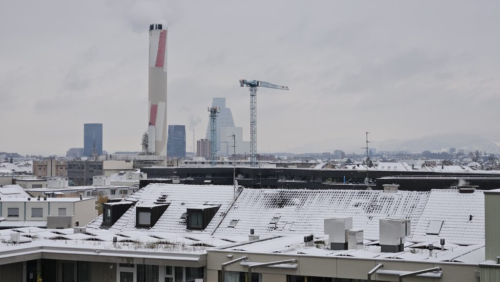 Der erste Schnee hüllt Basels Balkone und  Dächer in eine feine Zuckerdecke