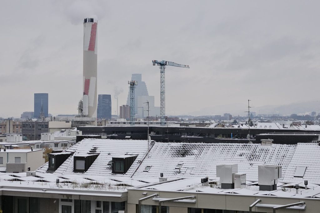 Der erste Schnee hüllt Basels Balkone und  Dächer in eine feine Zuckerdecke