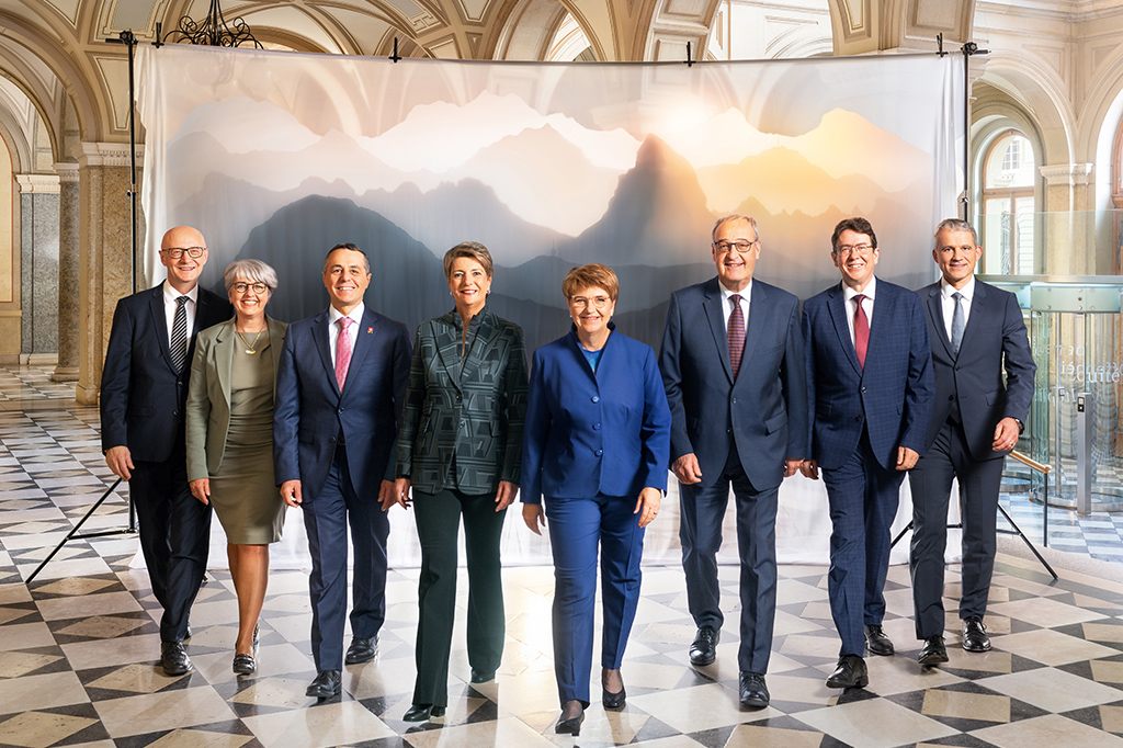 Offizielles Foto 2024: Die Landesregierung vor dem Alpenpanorama