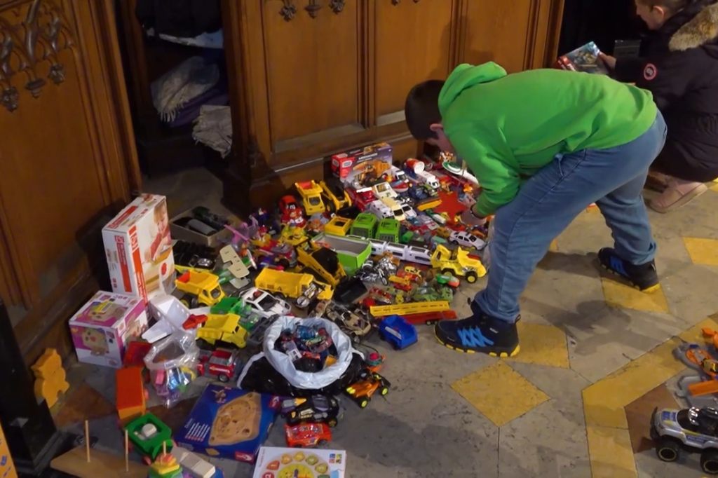 Solidarität und Nachhaltigkeit: An Geschenk-Tausch-Aktion machen 300 Kinder mit