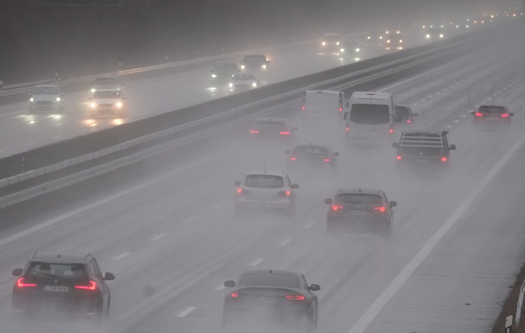 Schneechaos auf der A5: Lkw-Fahrer stirbt nach Auffahrunfall &#8211; Autobahn stundenlang gesperrt