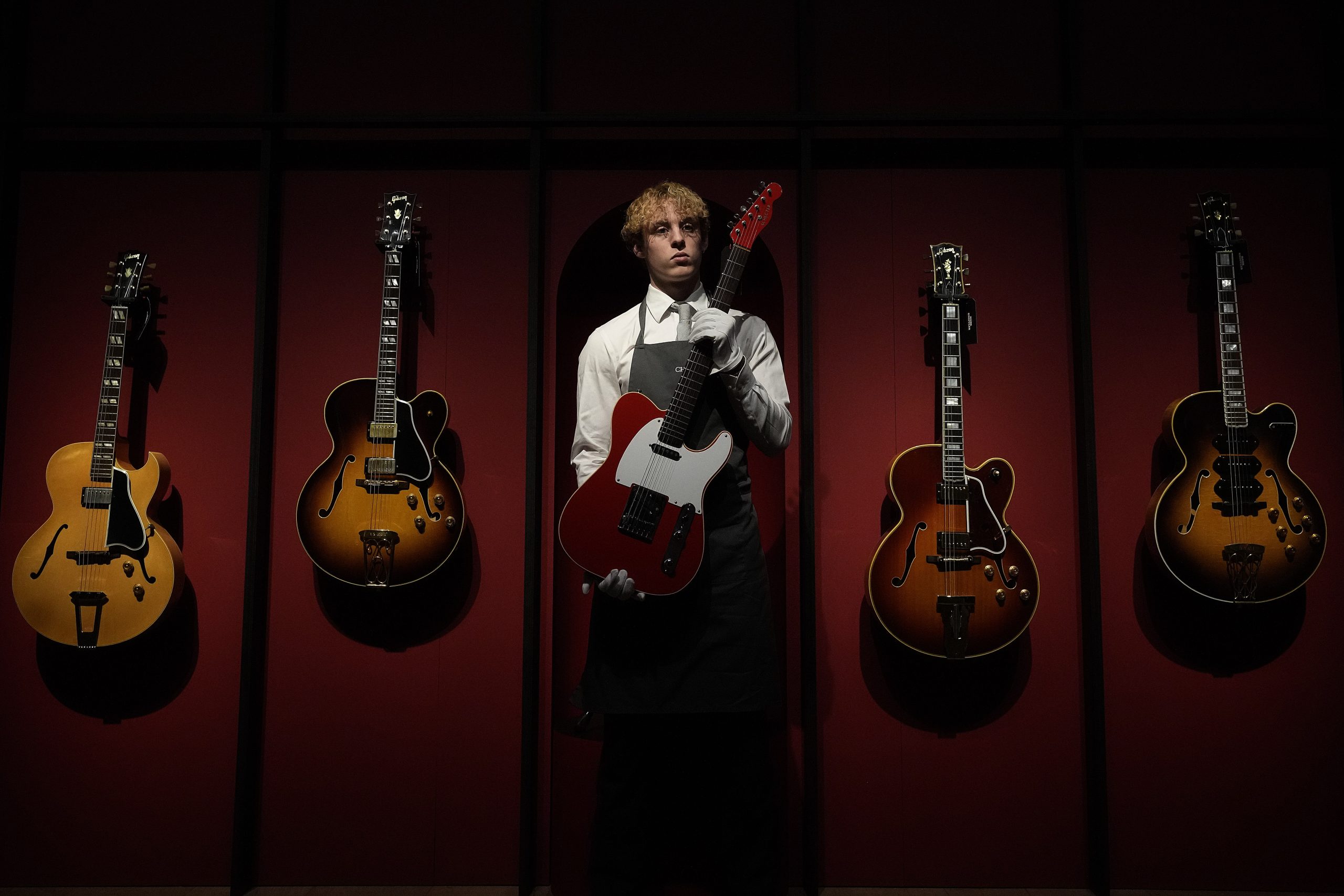 Mark Knopflers Gitarren erzielen bei Auktion in London Weltrekorde