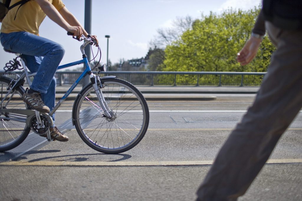 Hinweise, aber keine Verhaftung: Amok-Biker weiterhin auf freiem Fuss