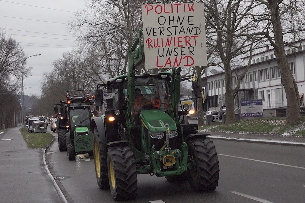 Verärgerte deutsche Bauern sorgen für Stau auf den Strassen