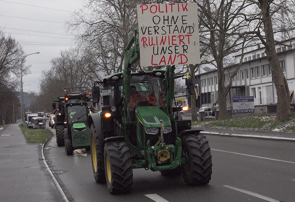 Verärgerte deutsche Bauern sorgen für Stau auf den Strassen