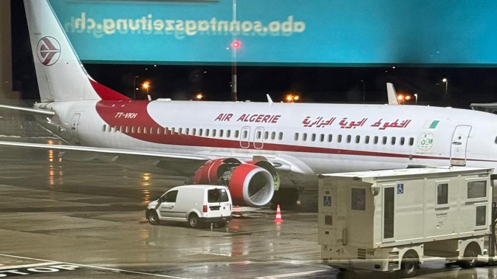 Nach Über 28 Stunden am Flughafen: Passagiere sitzen abflugbereit in der Maschine