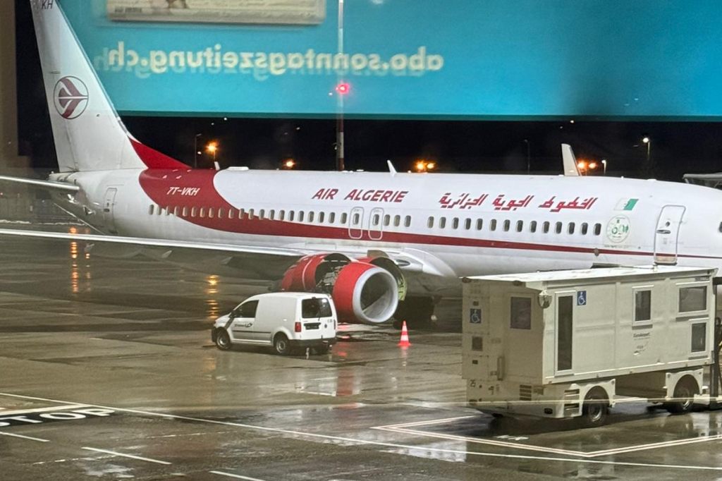 Nach Über 28 Stunden am Flughafen: Passagiere sitzen abflugbereit in der Maschine