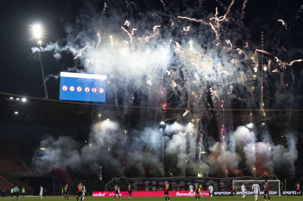 Nach dem Fussballklassiker fuhr der Wasserwerfer auf