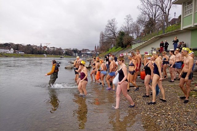 Lust auf eine Abkühlung im winterlichen Rhein?