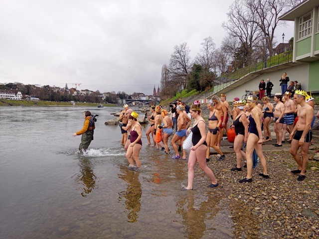 Lust auf eine Abkühlung im winterlichen Rhein?