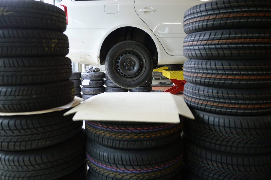 Test zeigt: Schwächster Reifen verliert knapp 7 Meter an Bremsweg auf nasser Strasse