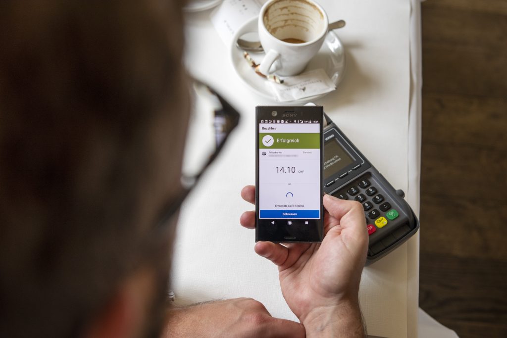 Bezahl-Apps überflügeln Kreditkarten — Bargeld hält sich trotzdem