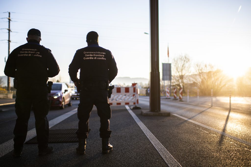 Schweiz darf Grenzkontrollen bei Bedrohungen verlängern