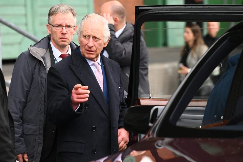 König Charles zeigt sich erneut auf dem Weg zum Gottesdienst