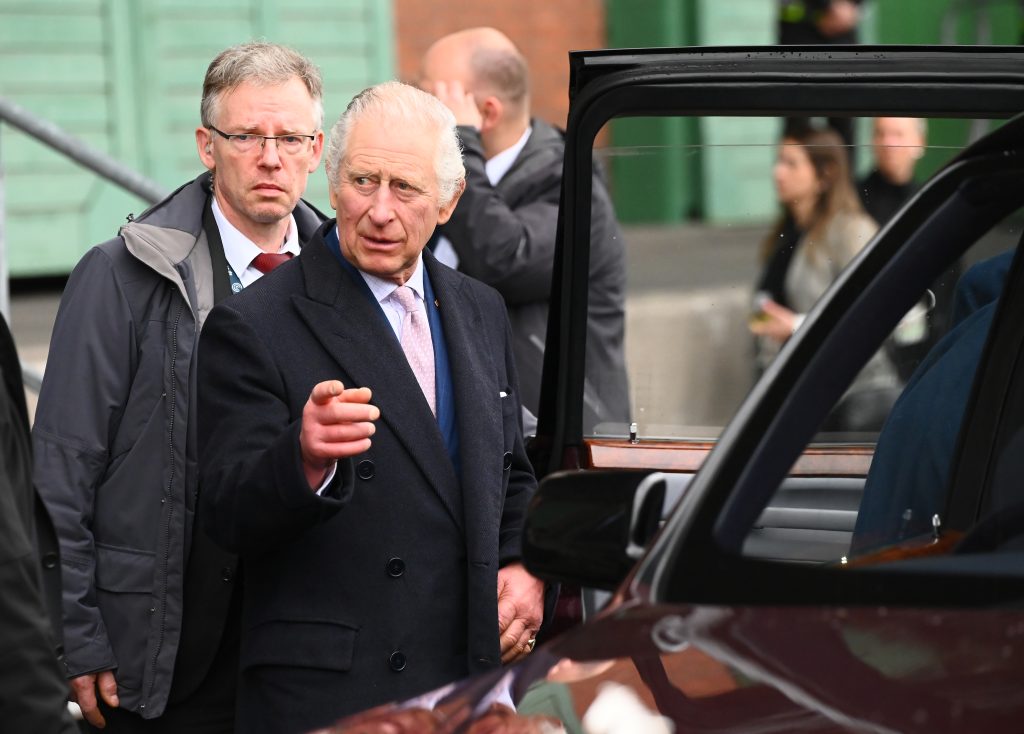 König Charles zeigt sich erneut auf dem Weg zum Gottesdienst